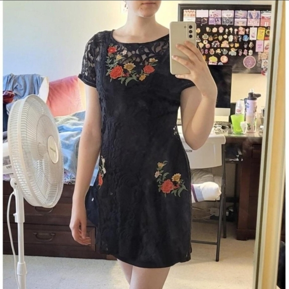 Forever 21 embroidered lace dress - Picture 5 of 6